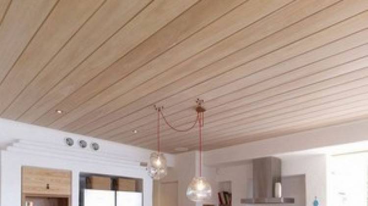 Выбор деревянного потолка для кухни
