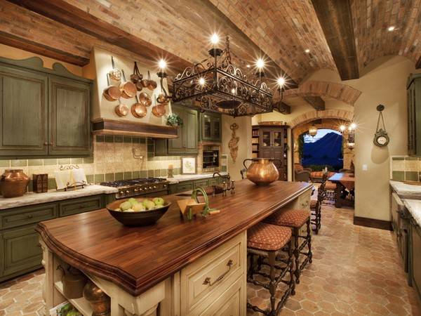 Кирпичный потолок на кухне со вставками из дерев