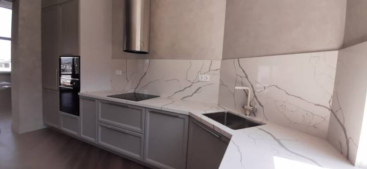 Белая кухня с фрезерованными фасадами и столешница дуб: 74+ идей дизайна