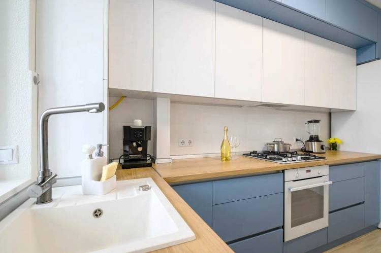 Угловая бело-синяя кухня без ручек под заказ Арт К
