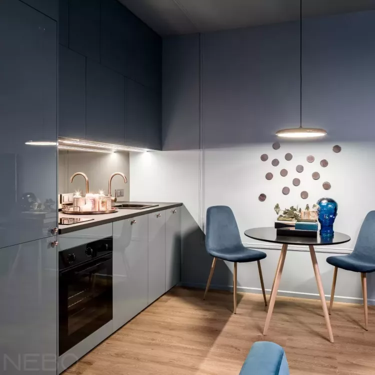 Элегантная синяя кухня с современной обеденной зоной