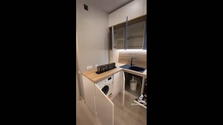 Бело-синяя кухня под потолок без ручек с деревянной столешницей дуб бардолино в ЖК
