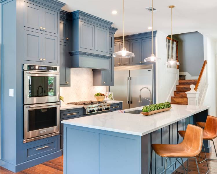 Красивые синие кухни с фартуком из мрамор