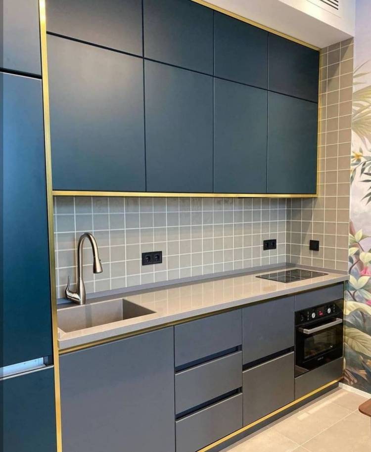 Синяя прямая кухня с крашеными фасадами в стиле Хай-Тек c акриловой столешницей