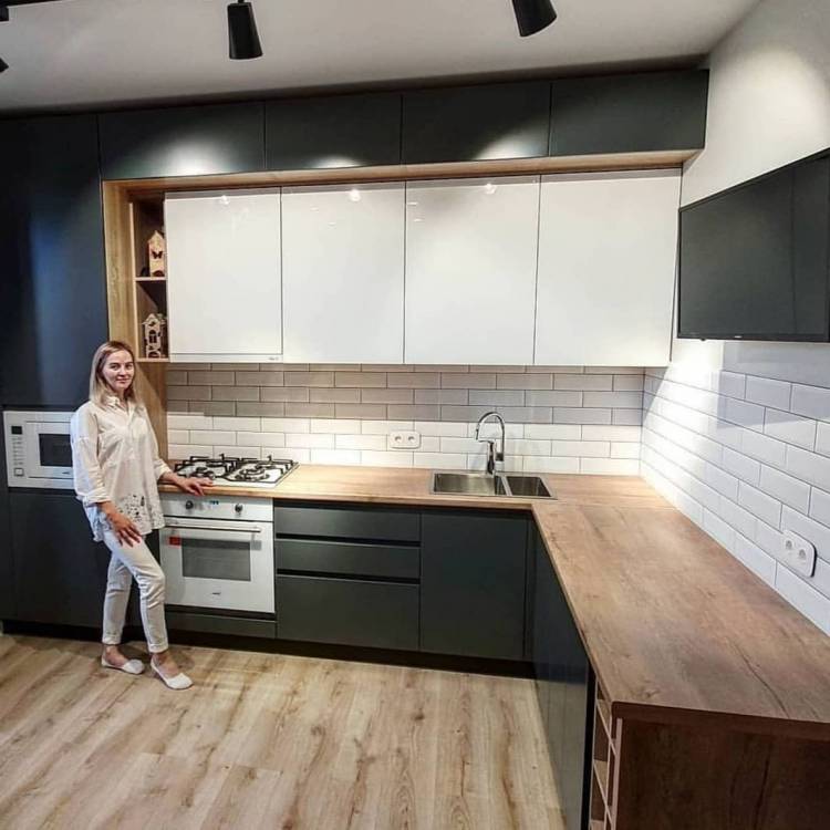 Белая угловая кухня с крашеными фасадами в стиле Минимализм с пластиковой столешницей