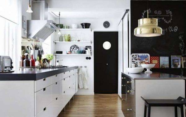 Белая кухня с черной или темной столешницей