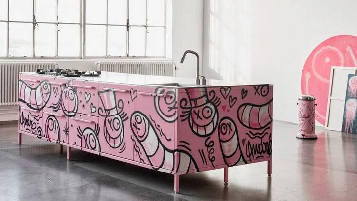 Художник раскрасил граффити кухню и мусорное ведр