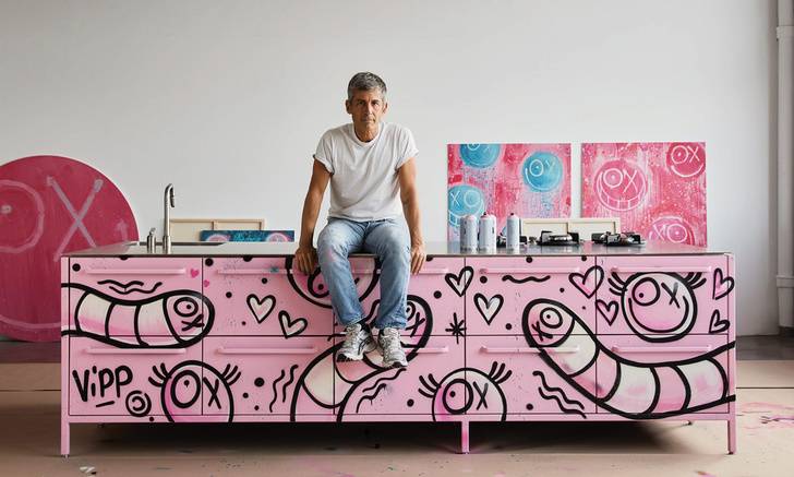 Художник раскрасил граффити кухню и мусорное ведр