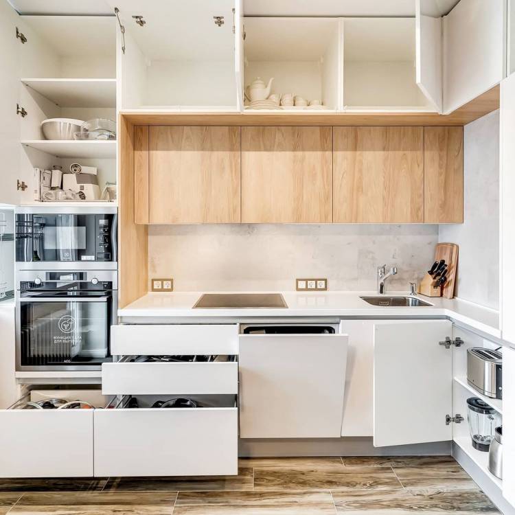 Белая кухня под потолок в стиле минимализм Модель