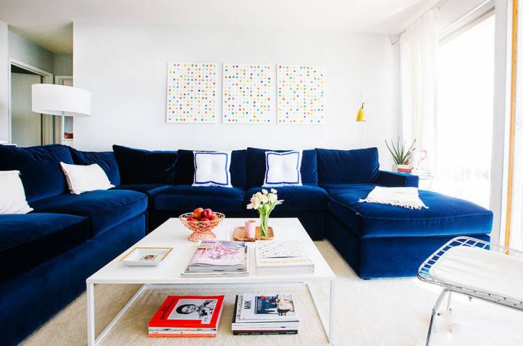 Синий диван в интерьере гостиной комнаты