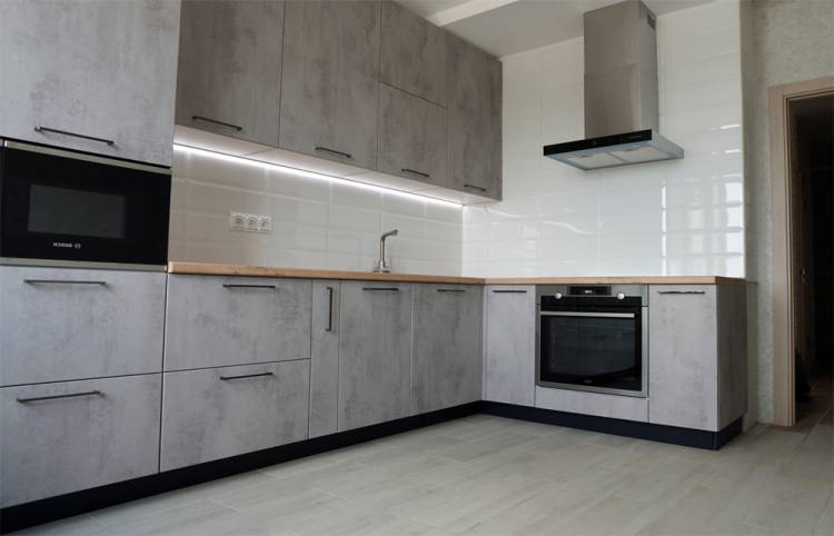 Угловой недорогой кухонный гарнитур с фасадами под бетон в размер