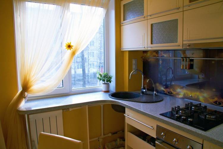Дизайн маленькой кухни без холодильника окно слев