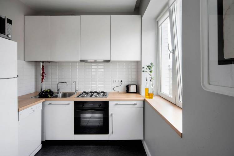 Дизайн маленькой кухни без холодильника окно слев