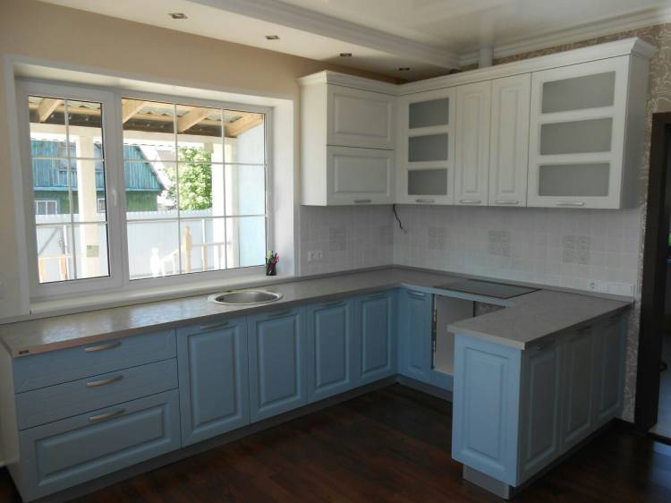 Заказать или голубую п-образную кухню с белым верхом и фигурными дверями