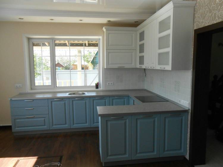 Заказать или голубую п-образную кухню с белым верхом и фигурными дверями