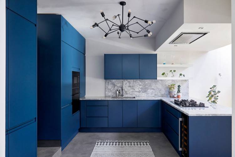 Темно синяя матовая кухня