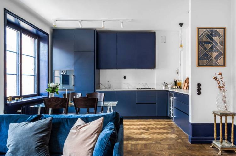 Темно-синяя кухня