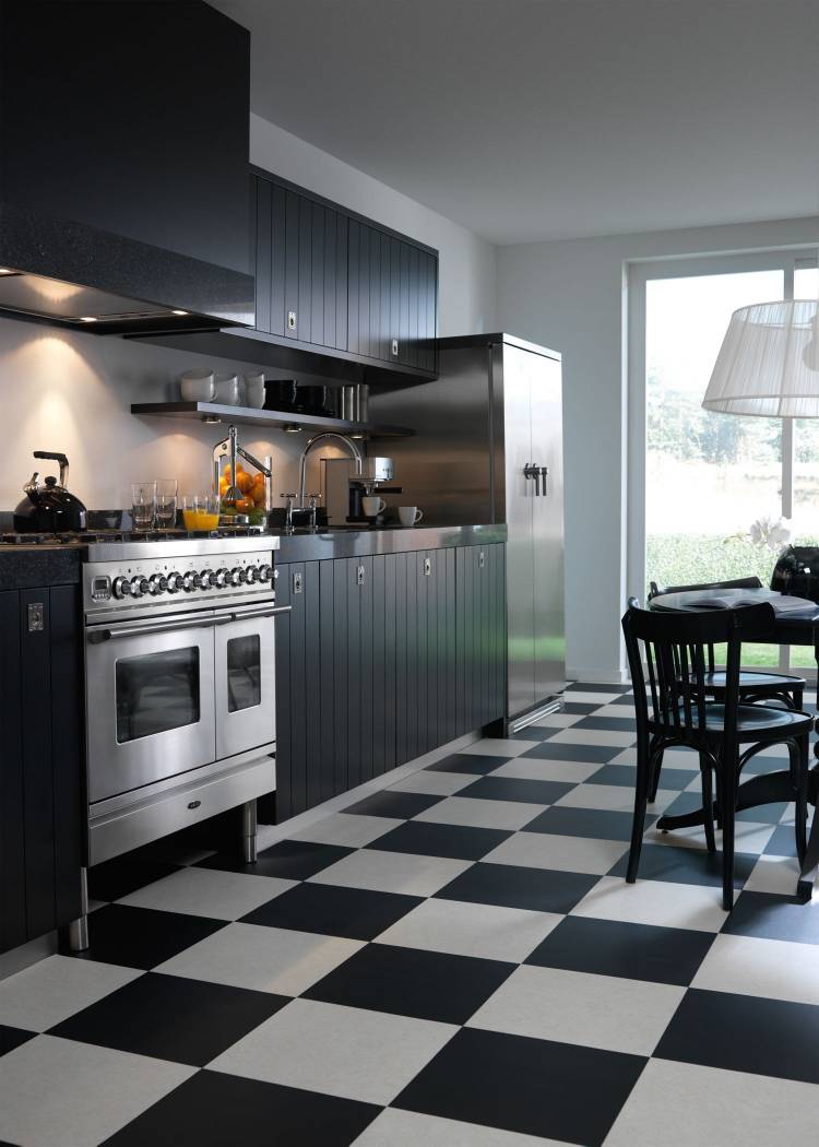 Красивая черная плитка на кухне пол