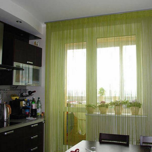 Нитяные шторы в интерьере кухни с выходом на балкон: 63 фото дизайна