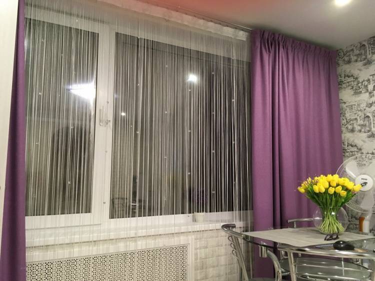 Нитяные шторы в интерьере кухни- виды веревочных занавес