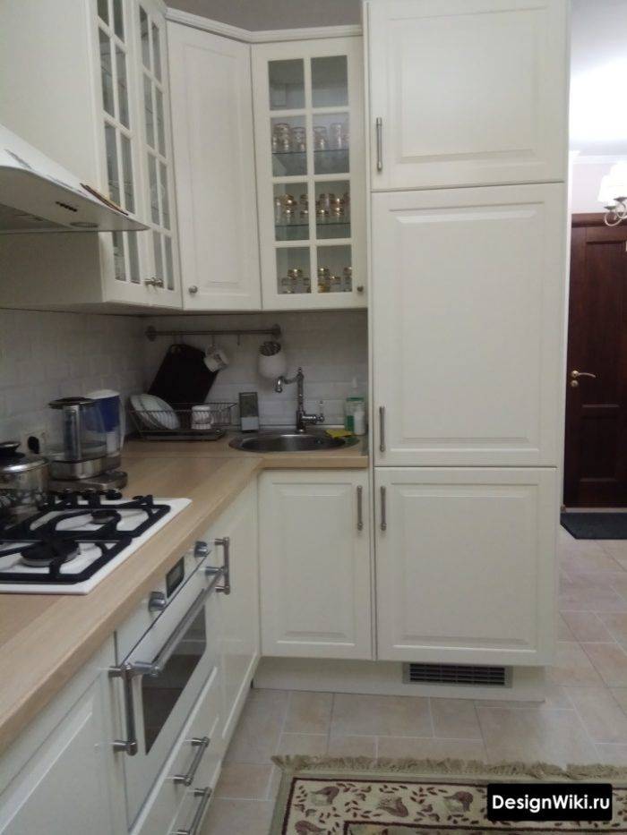 Белая кухня с фрезерованными фасадами с деревянной столешницей: 62 фото дизайна