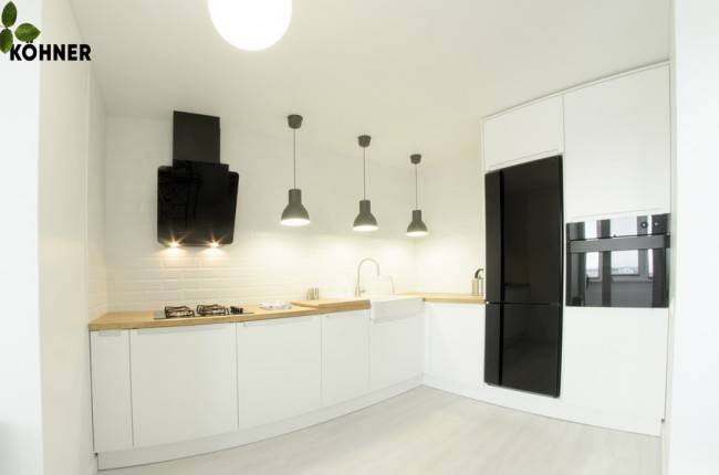 Белая кухня в скандинавском стиле с деревянной столешницей