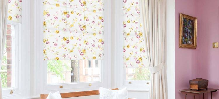 Рулонные шторы с цветочным рисунком в интерьер