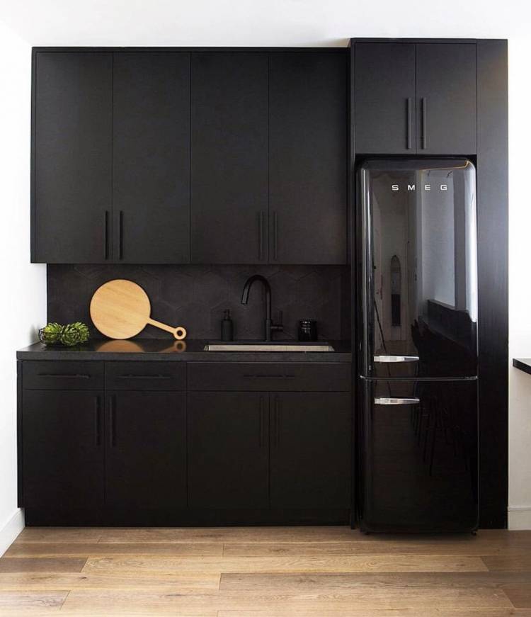 Дизайн кухонь с черными холодильниками