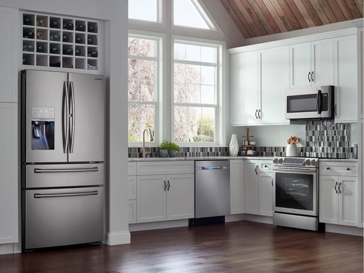 Серый холодильник в интерьере кухни