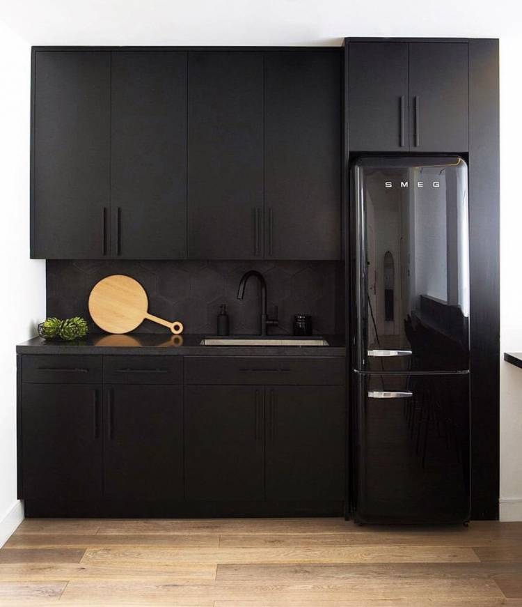 Холодильник черного цвета в интерьере кухни