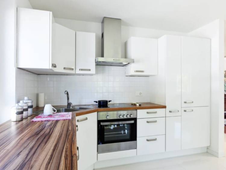 Белая кухня с деревянной столешницей или под дерев