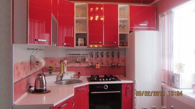 Красная кухня в интерьере в хрущевке: 65 фото дизайна