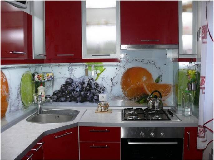Красная кухня в интерьере в хрущевке: 65 фото дизайна