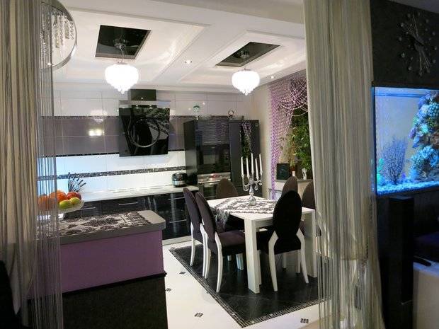 Черно-белая глянцевая кухня с аквариумом