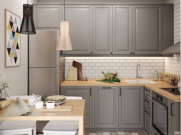 Серый кухонный гарнитур с деревянной столешницей