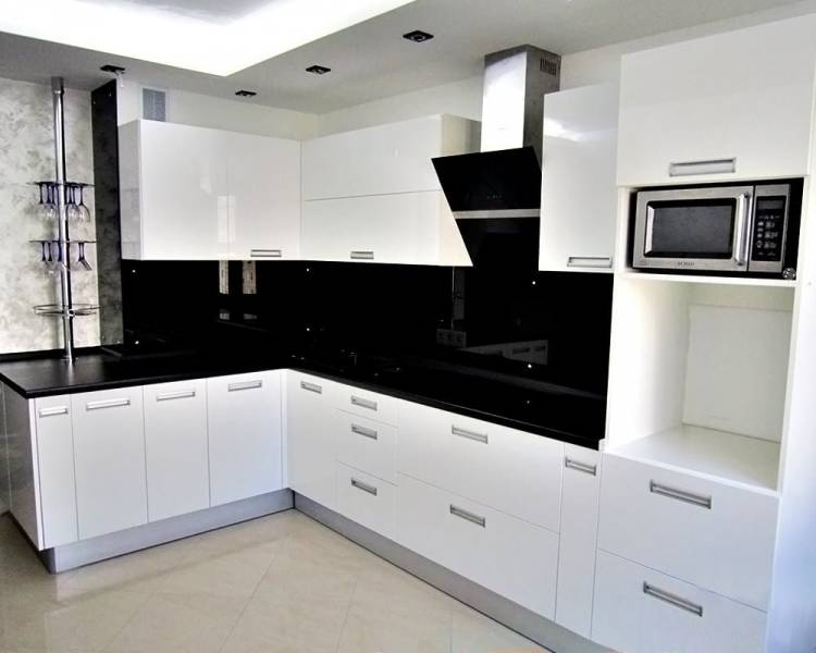 Белая глянцевая кухня с черной столешницей
