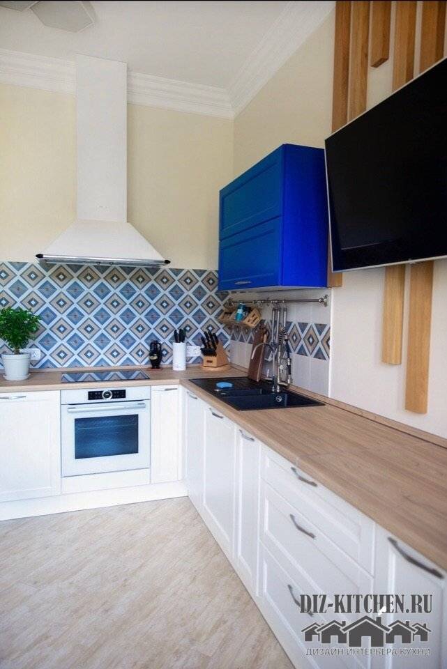 Необычная белая кухня с деревянной инсталляцией