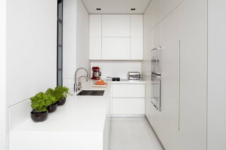 Белый кухонный гарнитур в интерьер