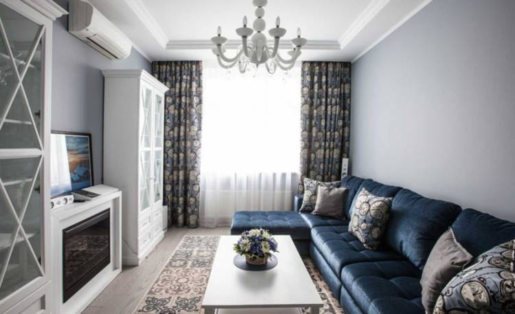 Синий диван в интерьере гостиной