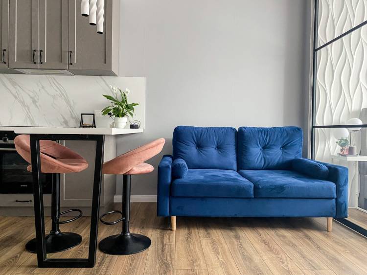 Синий диван в интерьере, фото с идеями дизай
