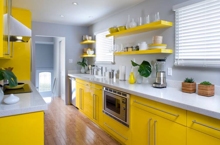 Дизайн маленькой кухни в желтом цвет
