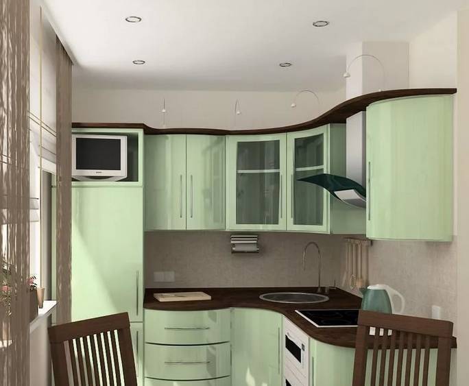 Дизайн маленькой кухни с кухонным гарнитуром и холодильником