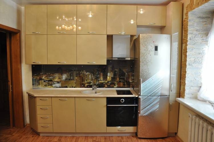 Холодильник золотого цвета в интерьере кухни
