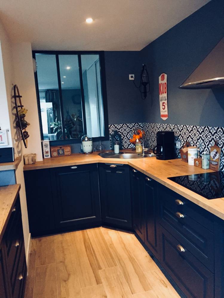 Сине серая кухня с деревянной столешницей