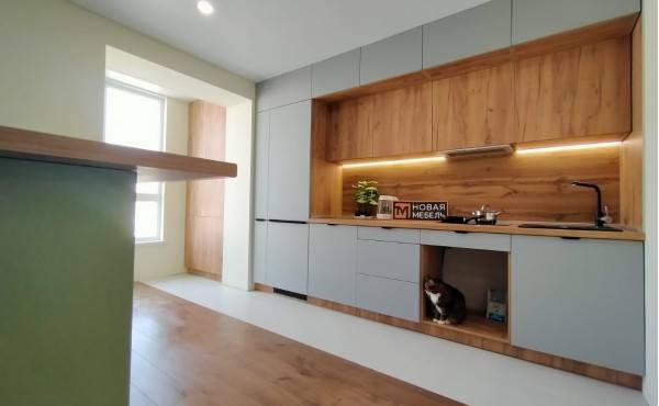 Встроенный двухъярусный кухонный гарнитур серого цвета в Краснодаре от компании Новая Мебель