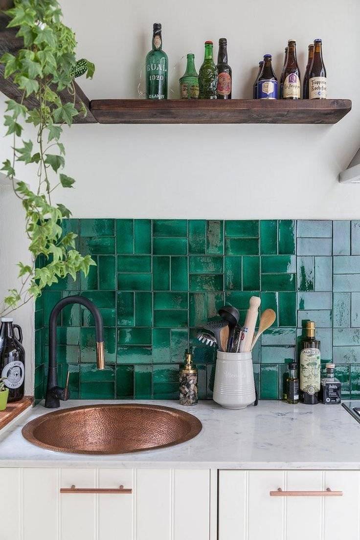 Зеленая плитка для кухни на фарту