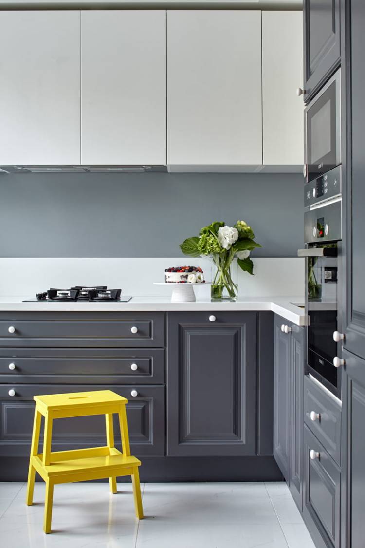 Серый кухонный гарнитур в интерьер