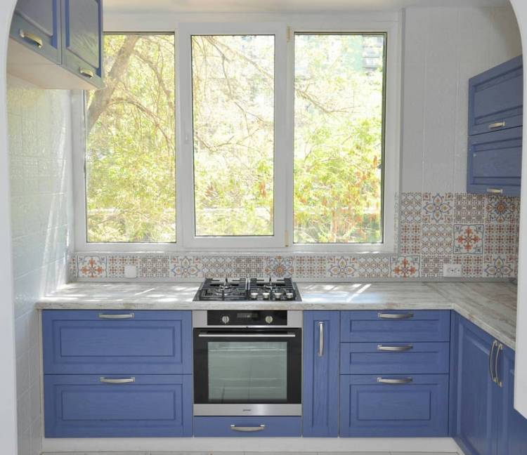 Кухонный гарнитур для кухни с окном на заказ в Астрахани