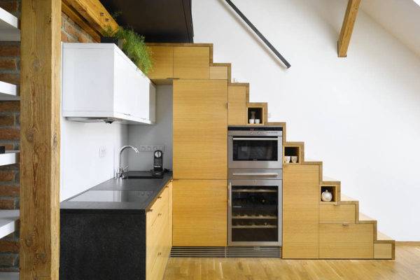 Дизайн кухни с лестницей на второй этаж для дачи