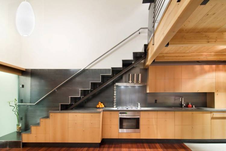 Оформление кухонной зоны с лестницей в частном дом